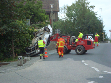 Das Auto wird aufs Dach gelegt