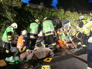 Die Feuerwehrleute zerlegen das Auto